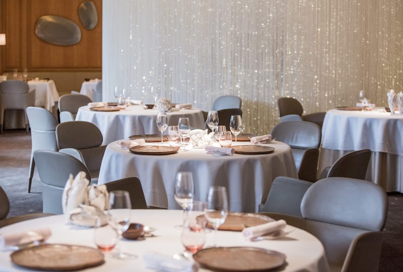 Calm, elegant dining room