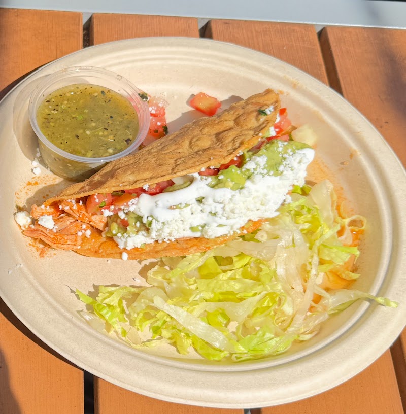 Crispy taco, fresh toppings