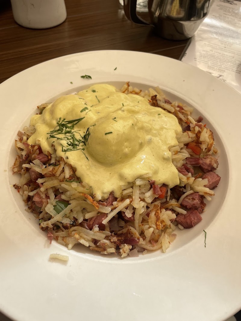Eggs Benedict with roasted potatoes