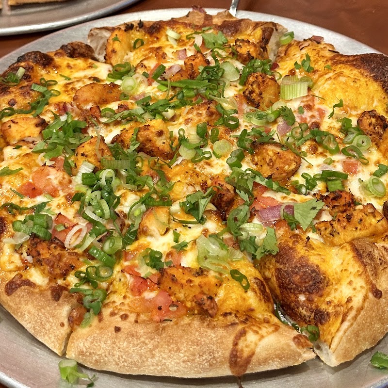 Tandoori chicken pizza, fresh-topped