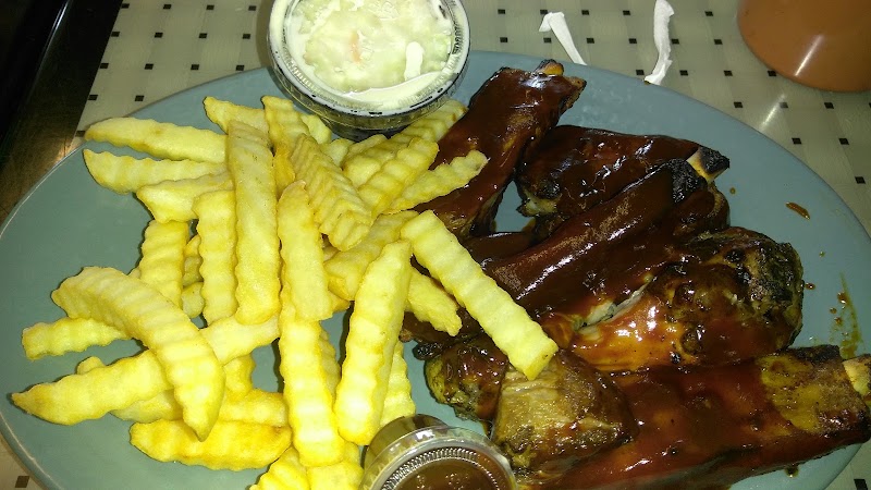 Ribs, fries, island sauce