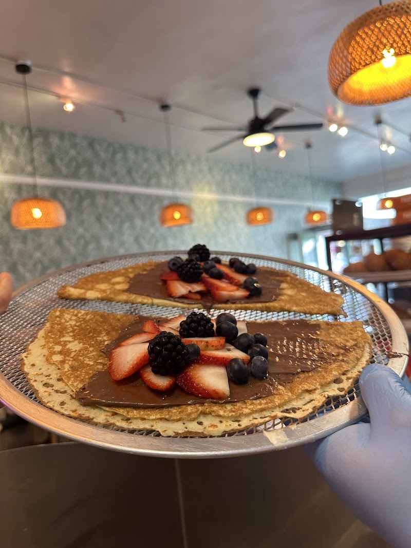 Sweet crepes, fresh berry toppings