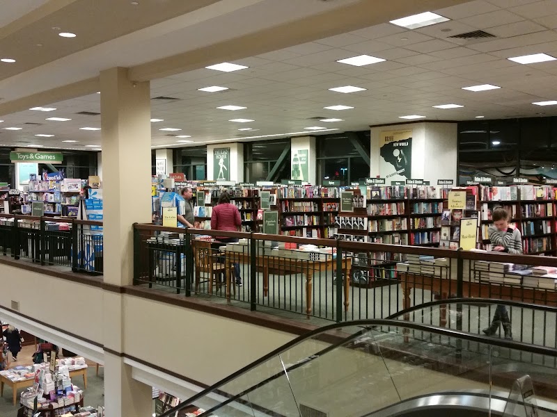 Expansive two-level book floor