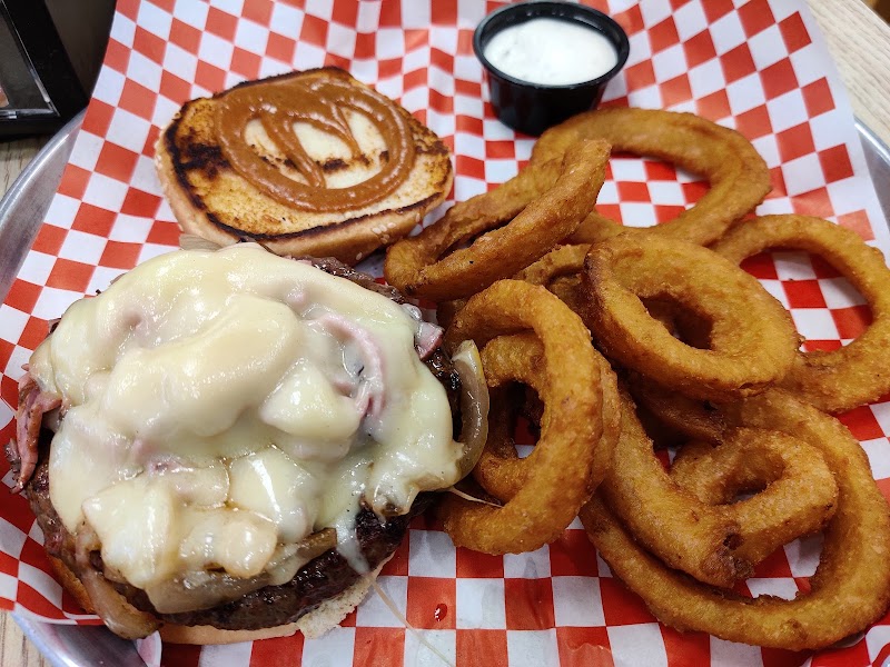 Cheesy burger, golden rings