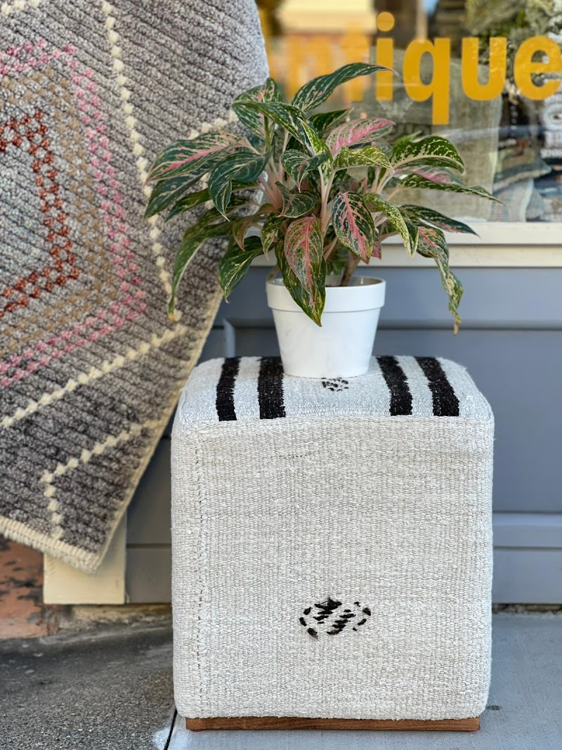 Handwoven pouf, artisan detail