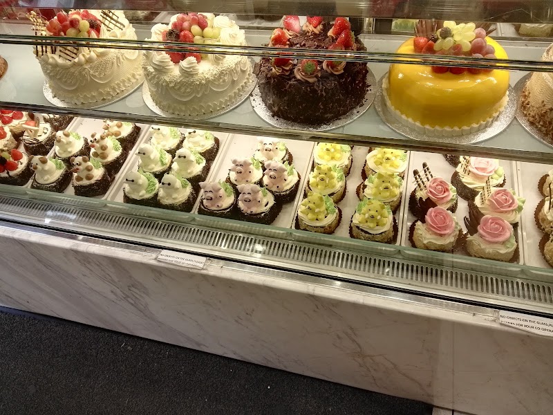 Decorated cakes and cupcakes