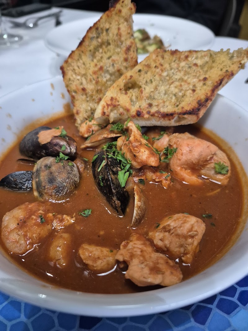 Rich seafood stew, garlic toast