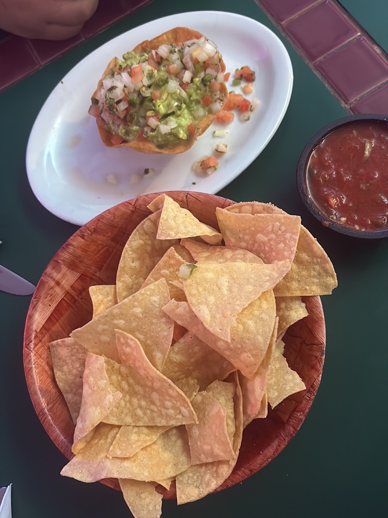 Fresh guac, chips & salsa