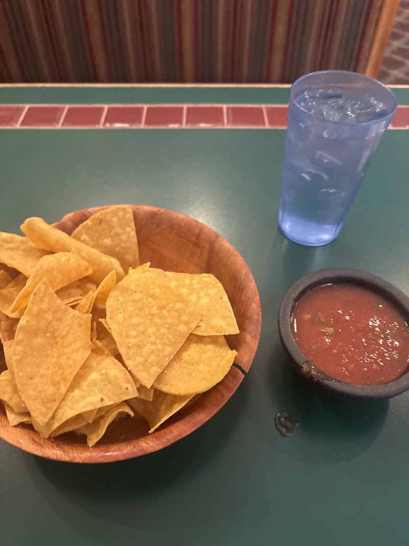 Fresh chips, salsa, water