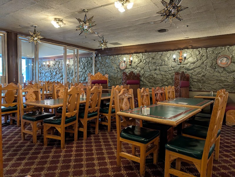 Spacious dining room, star lights