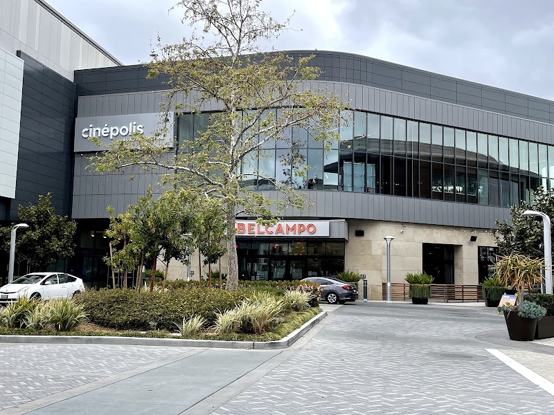 Cinépolis San Mateo exterior, daytime
