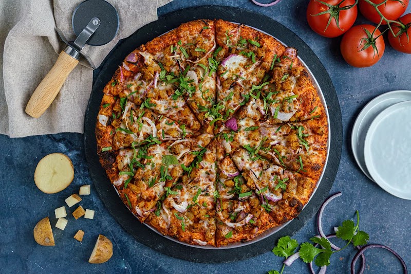 Tikka masala pizza, loaded toppings
