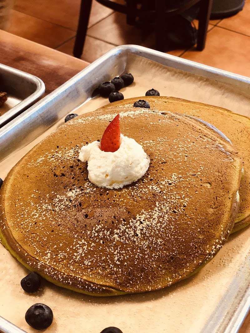 Island-style pancakes with berries