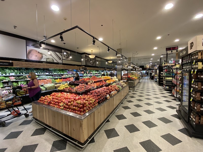 Spacious fresh fruit floor