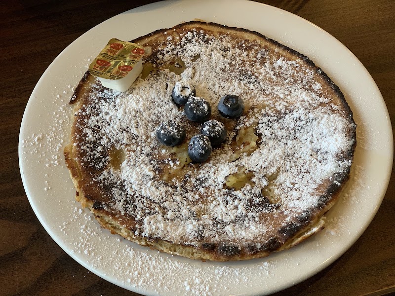 Pfannkuchen dusted with powdered sugar