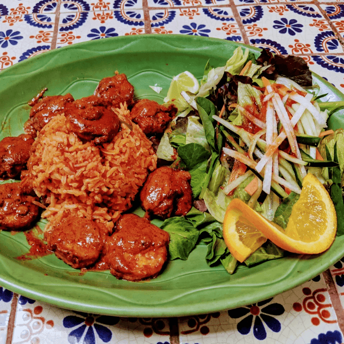 Saucy chicken with fresh salad