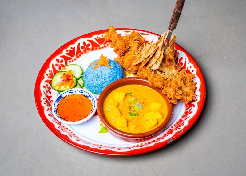 Crispy chicken, blue rice