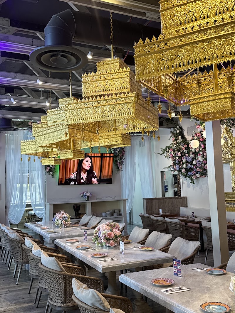 Golden décor, elegant dining room