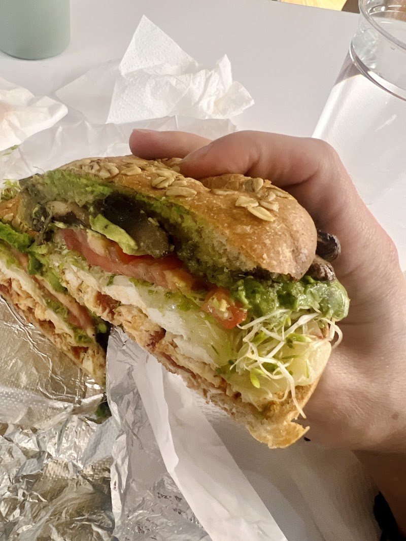 Loaded sandwich, fresh layers