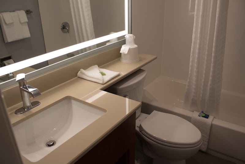 Fresh, well-appointed bathroom