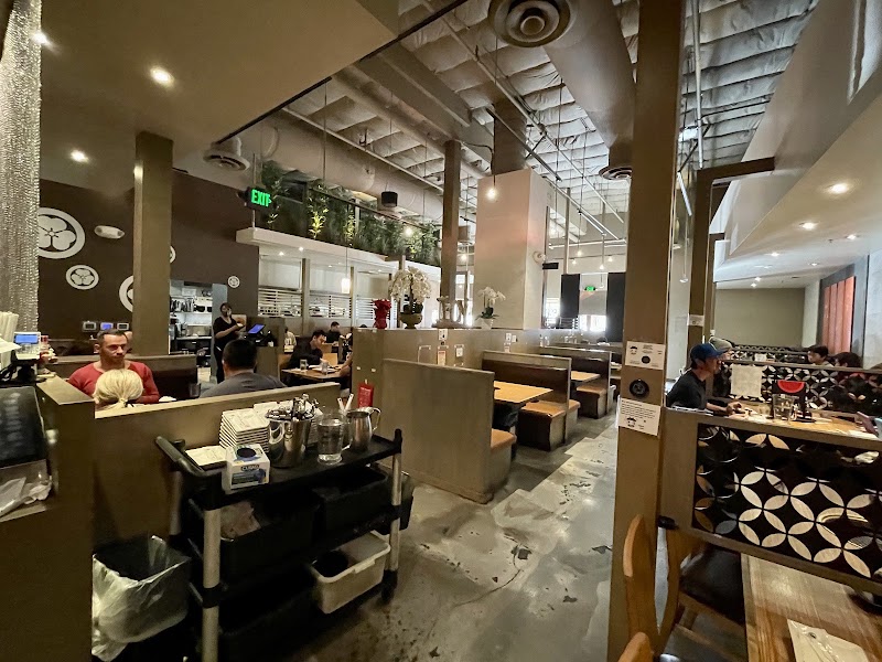 Spacious dining room ambiance