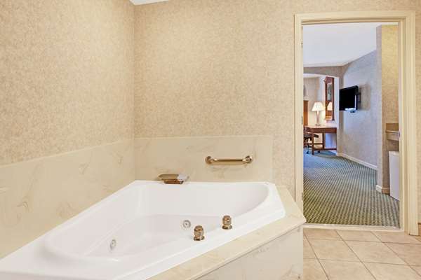 Large soaking tub suite