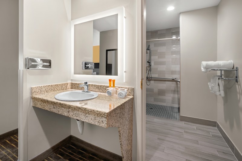 Clean, modern bathroom suite