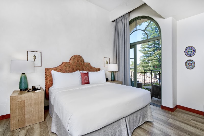 Arched balcony room retreat