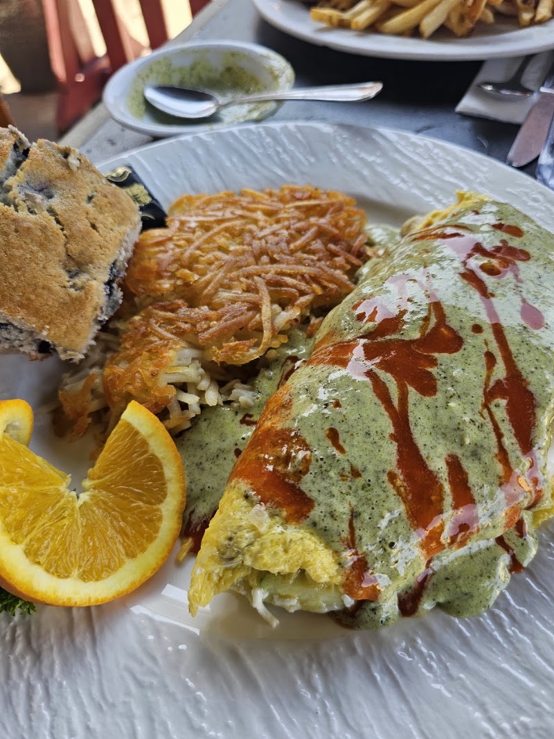 Sauced omelette with crispy hashbrowns