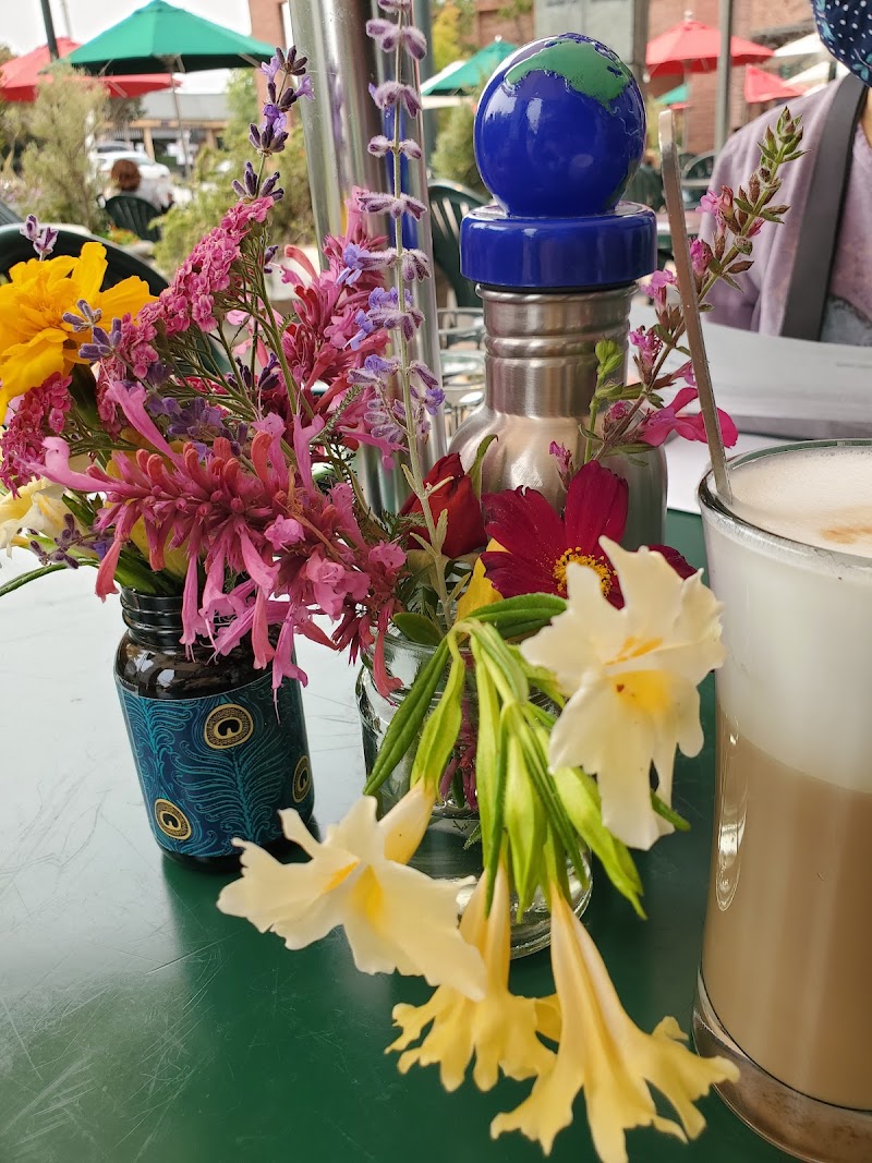 Fresh flowers, relaxed outdoor seating