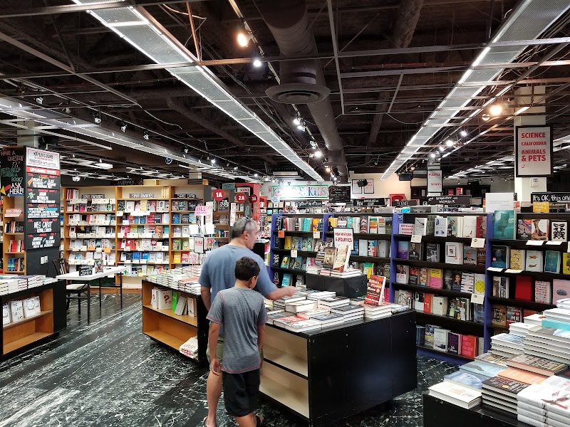 Spacious aisles, well-organised shelves