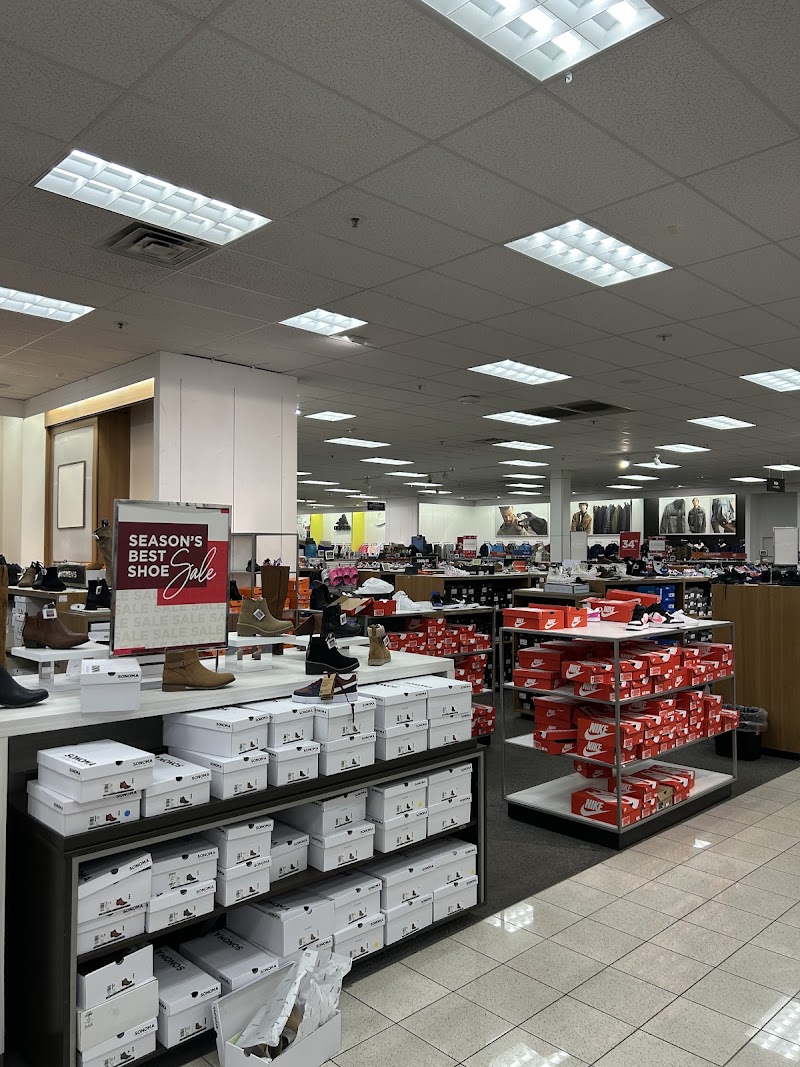 Wide shoe department floor