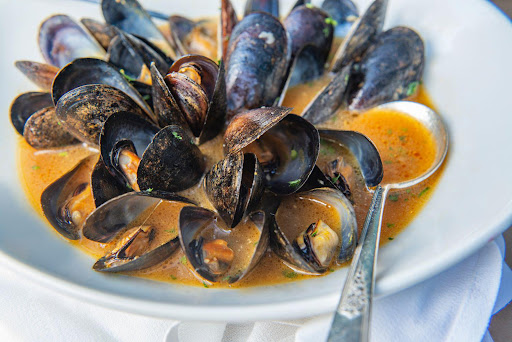 Fresh mussels in broth