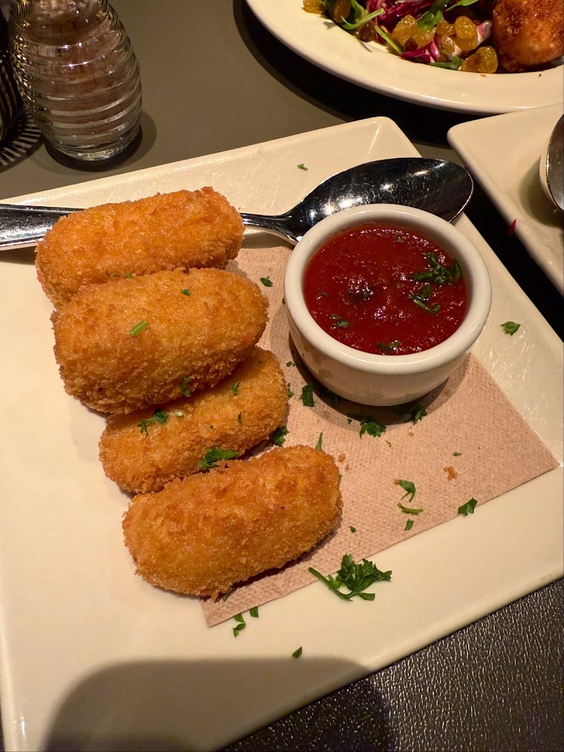 Golden croquetas, classic dipping sauce