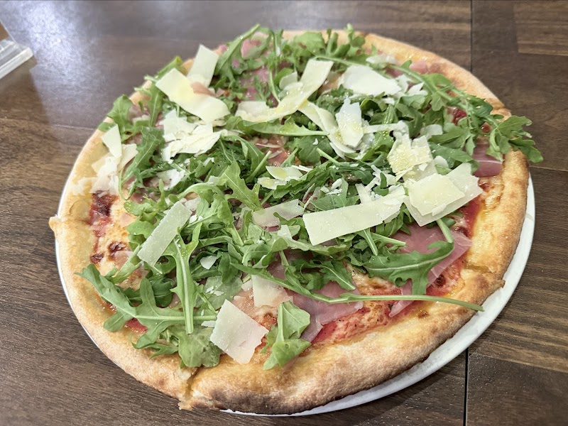 Arugula and prosciutto pizza