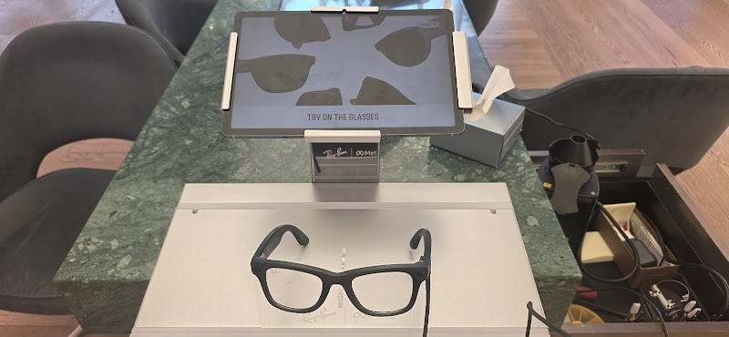 Virtual try-on station