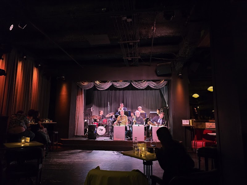 Live band, intimate stage