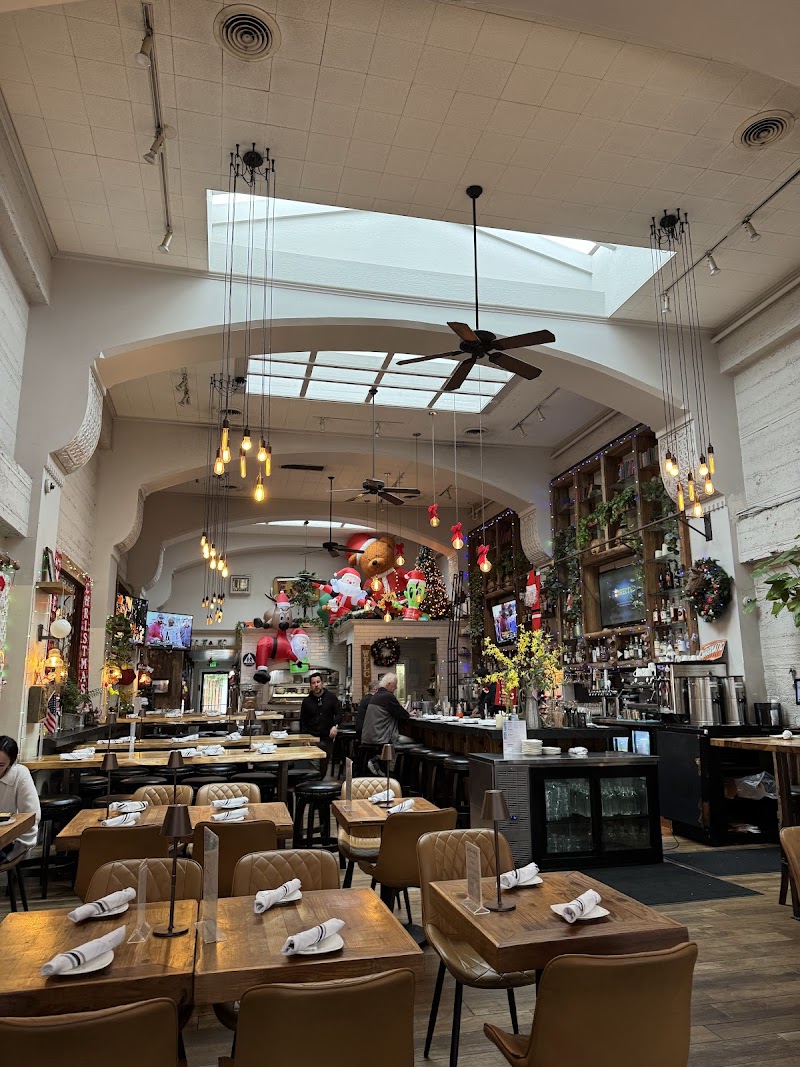 Airy dining room, festive energy