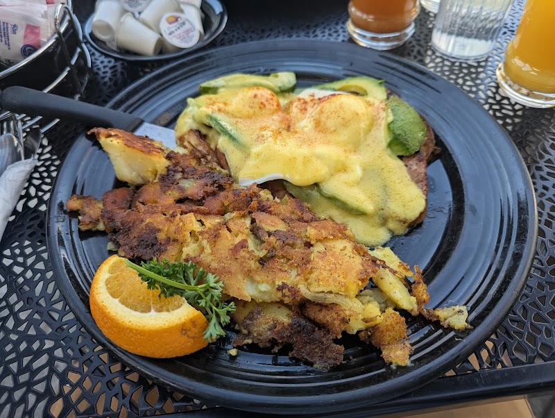Benedict with crispy hash browns