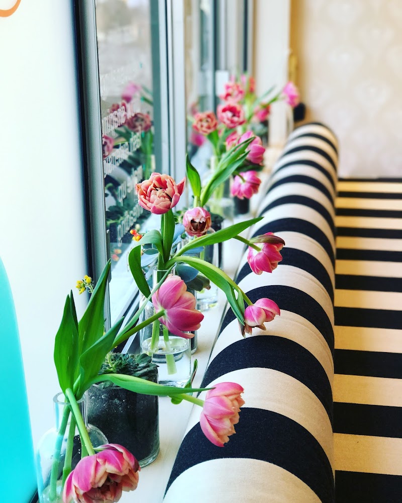 Fresh blooms, calm space