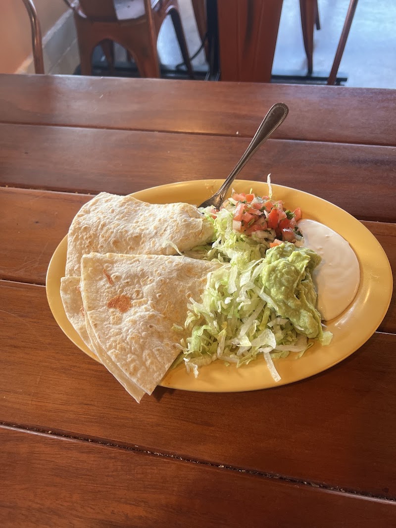 Quesadilla with fresh toppings