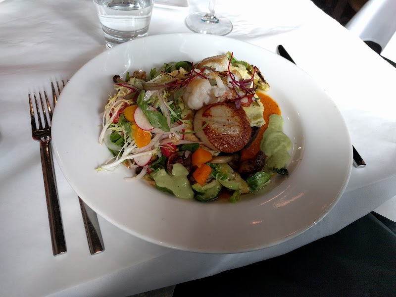 Seared scallop salad plate