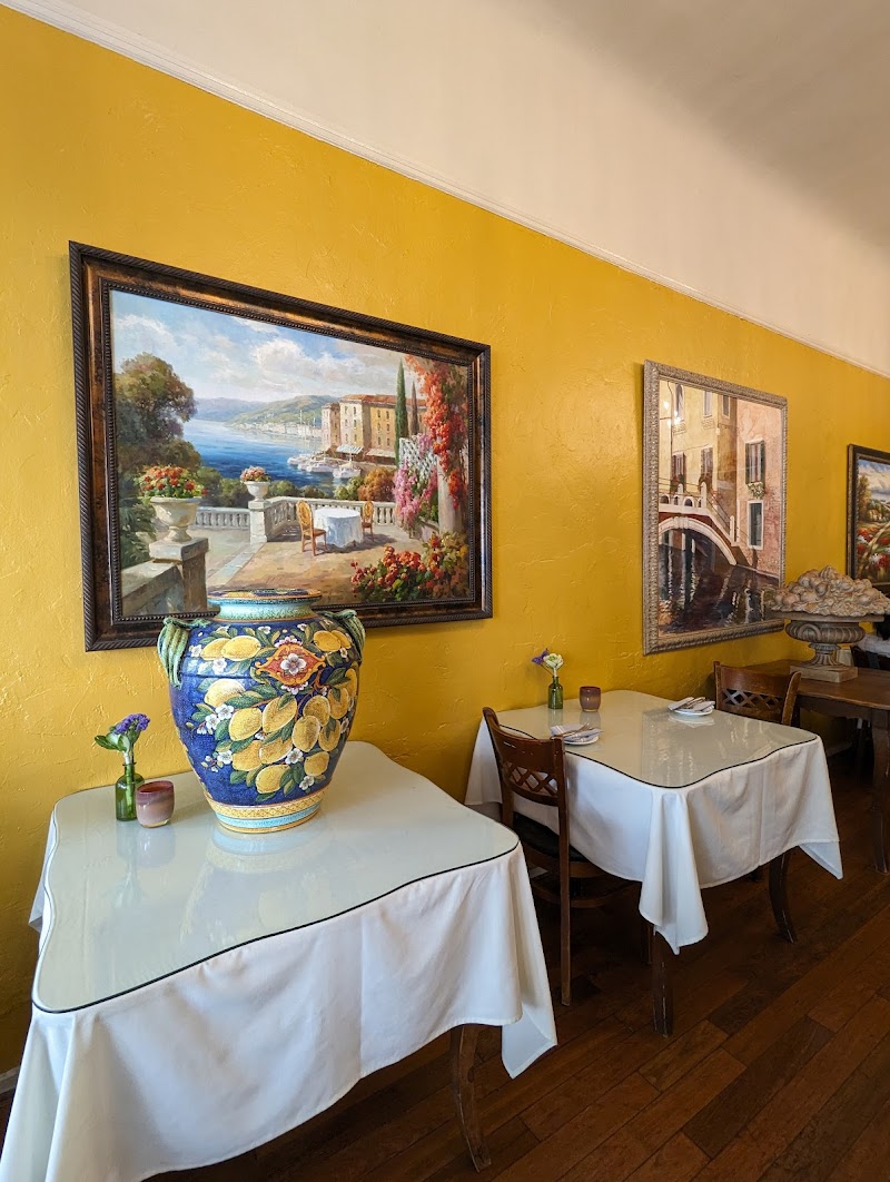 Warm Italian dining room