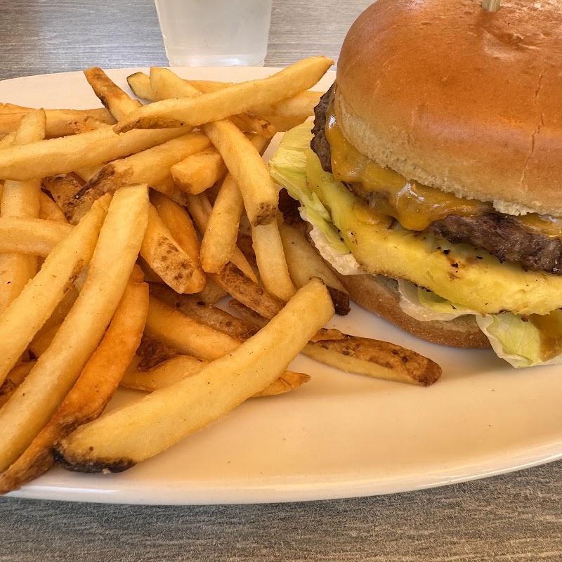 Cheeseburger with crispy fries