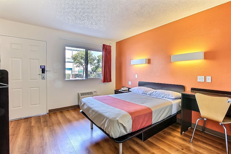 Bright room, natural light