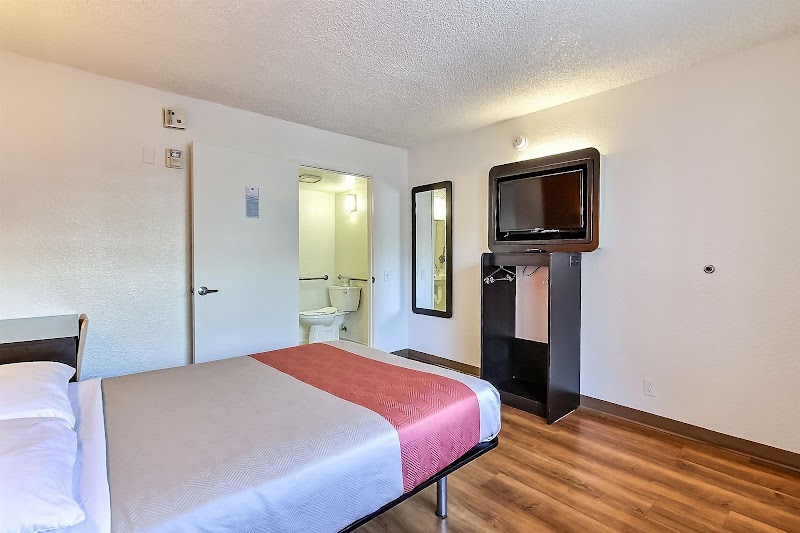 Clean, no-fuss guest room