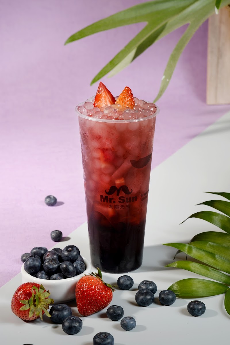 Berry tea, fresh fruit