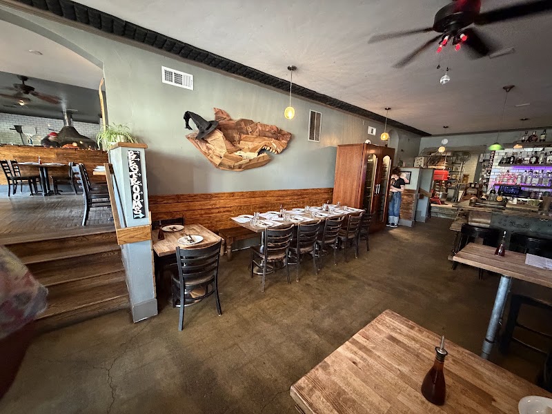 Cozy dining room, full bar