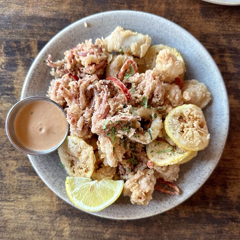 Crispy calamari, house sauce
