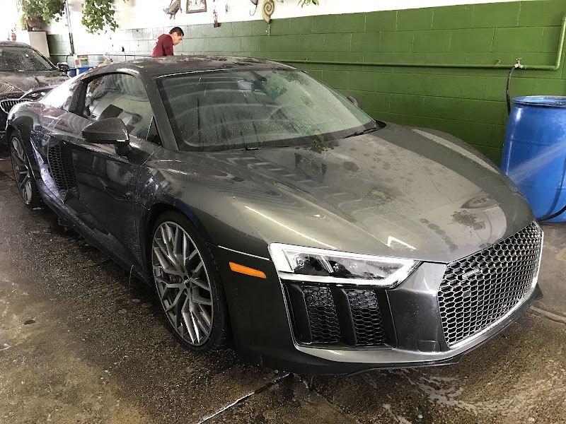 Audi R8 mid-wash